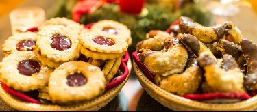 Linzer Augen mit einem Auge und Vanillekipferl