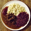 Hirschragout mit Apfelrotkohl und Spätzle mit Preiselbeeren 